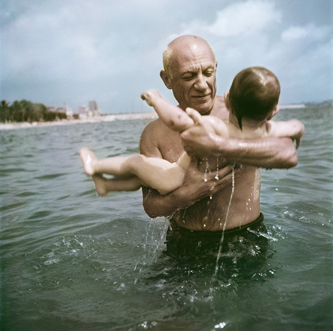 Robert Capa, [Pablo Picasso gioca in mare con il figlio Claude, Vallauris, Francia], 1948. © Robert Capa/International Center of Photography/Magnum Photos.