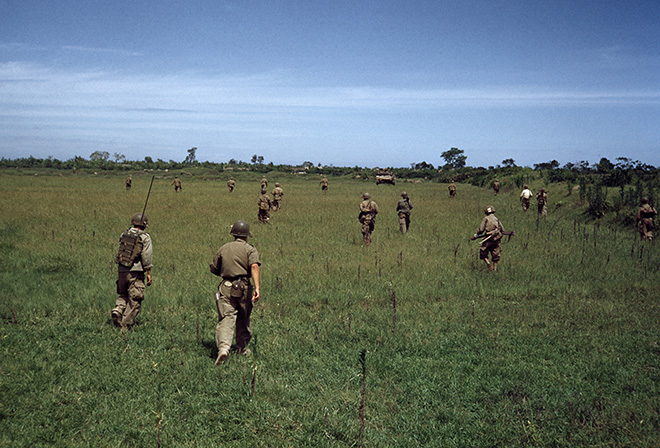 Robert Capa, [Sulla strada da Namdinh a Thaibinh, Indocina (Vietnam)], Maggio 1954. © Robert Capa/International Center of Photography/Magnum Photos.