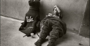 Saul Bromberger - UCLA Mascot at Rest, Pasadena, CA 1982. © Saul Bromberger/All About Photo