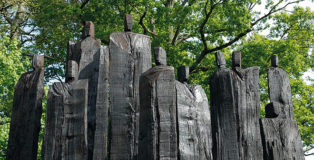 Christian Lapie - LES SECRETS EN EQUILIBRIO, Installazione al Treeart Festival