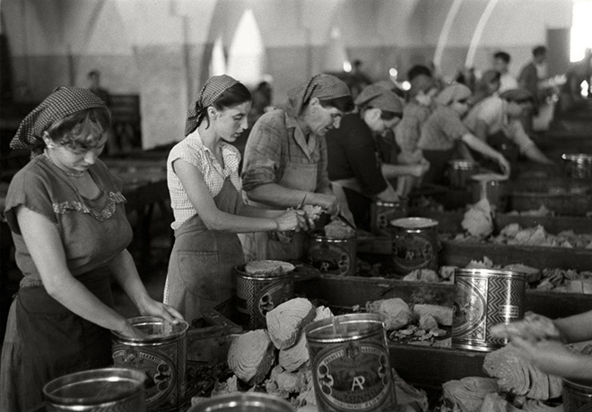 HERBERT LIST - Grandi tranci di tonno vengono puliti a mano e inscatolati, Favignana, Italia / The big tuna steaks are trimmed by hand and placed into big tins, Favignana, Italy, 1951. Collezione MAST. Courtesy of The Herbert List Estate / Magnum Photos.