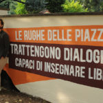 MisterCaos – Le rughe delle piazze trattengono dialoghi capaci di insegnare libertà