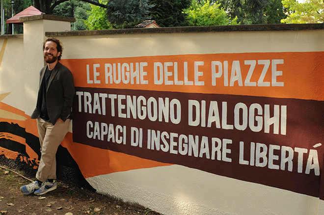 MisterCaos – Le rughe delle piazze trattengono dialoghi capaci di insegnare libertà