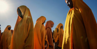 Marco Gualazzini (Italy) - Somalia, Bosaso. 06/10/2015 Haji Mire Primary School in Bosaso, with 9 classes where children study English, Arabic, Maths, Physics and the Koran. Bosaso: the coastal city of 700,000 inhabitants.Series: Somalia: the resilient nation. Merit Gallery: AAP Magazine #22: Streets.