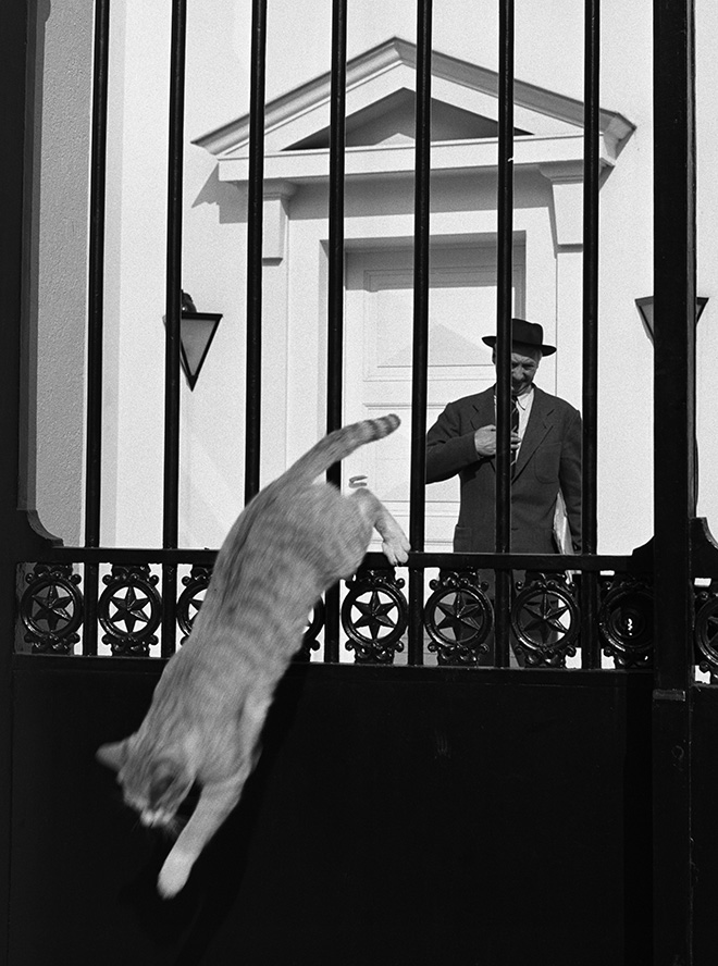 Fèlix Labisse, peintre décorateur, Neuilly, France. 1952. Credit: © Sabine Weiss