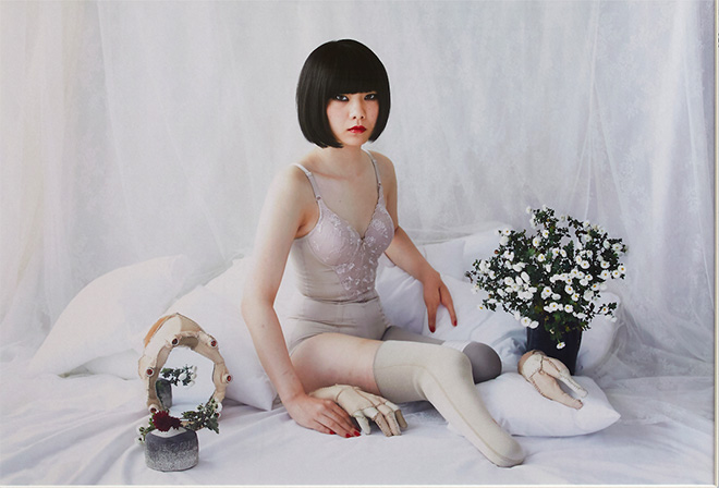 Mari Katayama - You’re mine #002, 2014. Stampa cromogenetica (C-print), cornice con conchiglie, perline e Swarovski. © Mari Katayama. Collezione privata, Roma