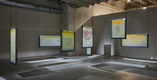 Anicka Yi - Biologizing the Machine (spillover zoonotica), 2022 Veduta dell’installazione, Pirelli HangarBicocca, Milano, 2022. Commissionata e prodotta da Pirelli HangarBicocca, Milano. Courtesy l’artista e Pirelli HangarBicocca, Milano Foto Agostino Osio.