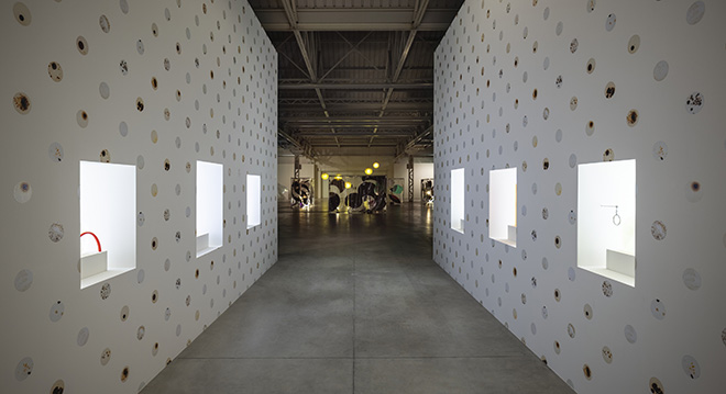 Anicka Yi - Metaspore, veduta della mostra, Pirelli HangarBicocca, Milano, 2022. Courtesy l’artista e Pirelli HangarBicocca, Milano Foto Agostino Osio.