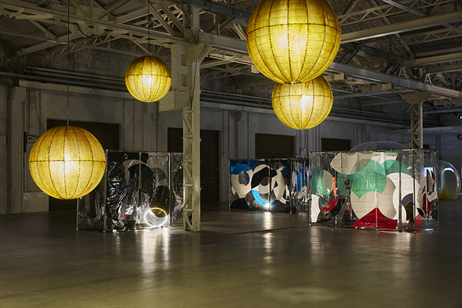 Anicka Yi - Metaspore, veduta della mostra, Pirelli HangarBicocca, Milano, 2022. Courtesy l’artista e Pirelli HangarBicocca, Milano Foto Agostino Osio.