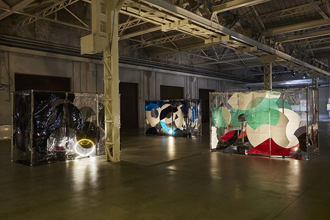 Anicka Yi - Metaspore, veduta della mostra, Pirelli HangarBicocca, Milano, 2022. Courtesy l’artista e Pirelli HangarBicocca, Milano Foto Agostino Osio.