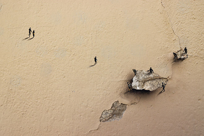 Pejac - Everything is relative, Calle de Antonita Jiménez 39 Madrid, Spain