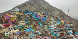 Leticia es el asentamiento humano del San Cristóbal, que mira al centro de la ciudad. Desde el puente Balta, la alameda Chabuca Granda, la avenida Abancay y el parque de La Muralla, ya se pueden otear las chacanas del telar gigante, que se pinta en las faldas del San Cristóbal. Foto: ANDINA/ Daniel Bracamonte