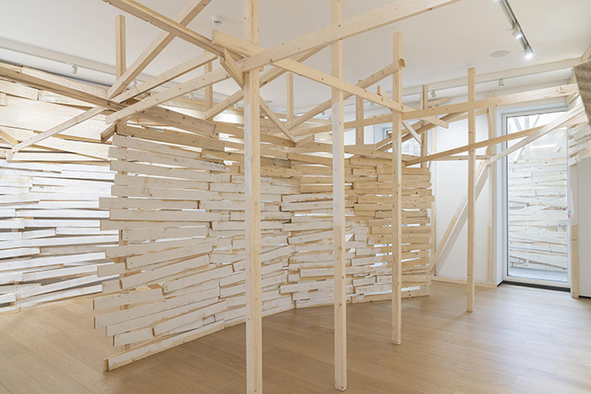 BUILDING Installation view Tadashi Kawamata. Nests in Milan - 31.03.2022-23.07.2022. Ph. Paolo Riolzi, courtesy BUILDING