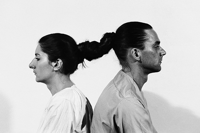 Ulay / Marina Abramović - Relation in Time, 1977. Video (bianco e nero, audio), 74'54''   Performance: 16 ore senza pubblico. Ultima ora in presenza del pubblico. Serie di fotografie realizzate ogni ora. Studio G7, Bologna, Italia. © Ulay/ Marina Abramović. Courtesy of the Marina Abramović Archives and LIMA