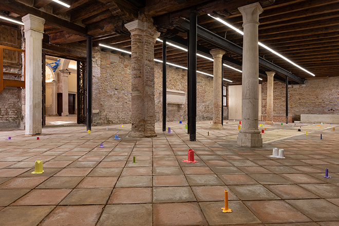 Ugo Rondinone, burn shine fly, Scuola Grande San Giovanni Evangelista, Venice, 2022. Courtesy the artist; Galerie Eva Presenhuber, Zurich; Esther Schipper, Berlin; Sadie Coles HQ, London; Gladstone, New York; Kamel Mennour, Paris; Kukje Gallery, Seoul. Photo © Andrea Rossetti