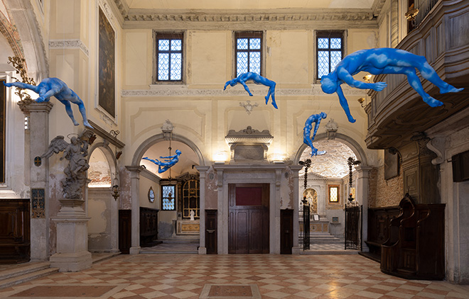 Exhibition view: Ugo Rondinone, burn shine fly, Scuola Grande San Giovanni Evangelista, Venice, 2022. Courtesy the artist; Galerie Eva Presenhuber, Zurich; Esther Schipper, Berlin; Sadie Coles HQ, London; Gladstone, New York; Kamel Mennour, Paris; Kukje Gallery, Seoul. Photo © Andrea Rossetti