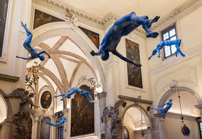 Exhibition view: Ugo Rondinone, burn shine fly, Scuola Grande San Giovanni Evangelista, Venice, 2022. Courtesy the artist; Galerie Eva Presenhuber, Zurich; Esther Schipper, Berlin; Sadie Coles HQ, London; Gladstone, New York; Kamel Mennour, Paris; Kukje Gallery, Seoul. Photo © Andrea Rossetti