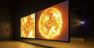 Steve McQueen - Sunshine State, 2022. Veduta dell’installazione, Pirelli HangarBicocca, Milano, 2022 Opera commissionata per l’International Film Festival Rotterdam (IFFR) 2022. © Steve McQueen. Courtesy l’artista, Thomas Dane Gallery, Marian Goodman Gallery e Pirelli HangarBicocca, Milano. Foto Agostino Osio.