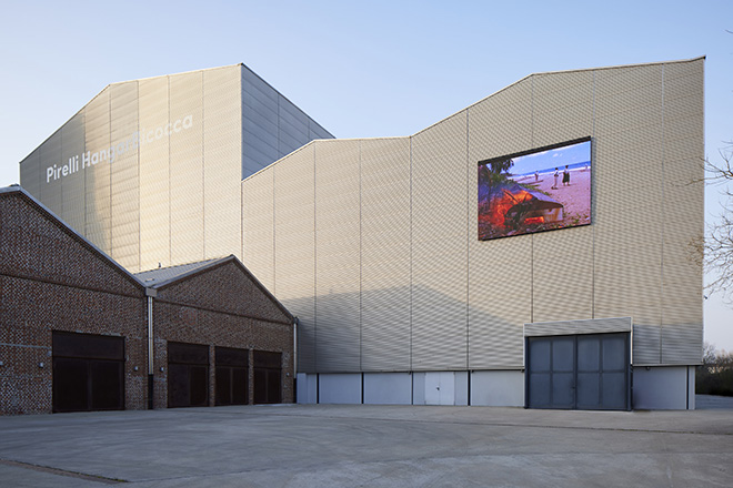 Steve McQueen - Caribs’ Leap, 2002 Veduta dell’installazione, Pirelli HangarBicocca, Milano, 2022 Commissionato da documenta e Artangel, con il supporto di Heinz & Simone Ackermans. © Steve McQueen. Courtesy l’artista, Thomas Dane Gallery, Marian Goodman Gallery e Pirelli HangarBicocca, Milano. Foto Agostino Osio.