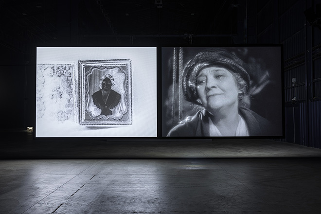 Steve McQueen - Sunshine State, 2022. Veduta dell’installazione, Pirelli HangarBicocca, Milano, 2022 Opera commissionata per l’International Film Festival Rotterdam (IFFR) 2022. Fotogramma da The Jazz Singer. Courtesy Warner Bros. Pictures. © Steve McQueen. Courtesy l’artista, Thomas Dane Gallery, Marian Goodman Gallery e Pirelli HangarBicocca, Milano. Foto Agostino Osio