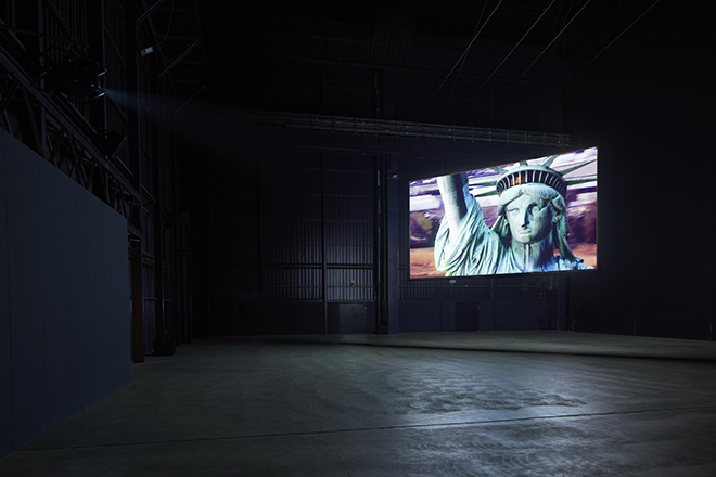 Steve McQueen - Static, 2009. Veduta dell’installazione, Pirelli HangarBicocca, Milano, 2022. © Steve McQueen. Courtesy l’artista, Thomas Dane Gallery, Marian Goodman Gallery e Pirelli HangarBicocca, Milano. Foto Agostino Osio