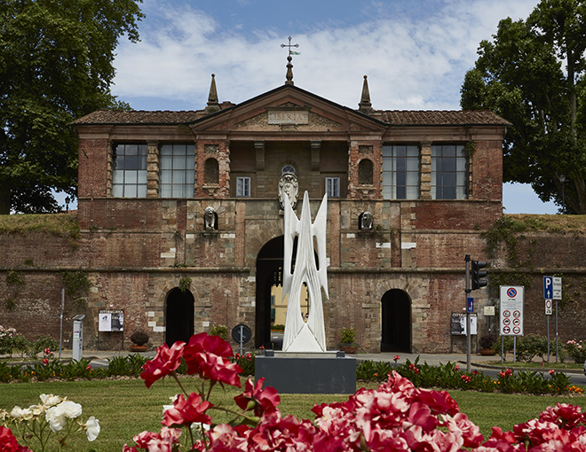 Pablo Atchugarry - Il risveglio della Natura, Mura di Lucca, Porta San Pietro