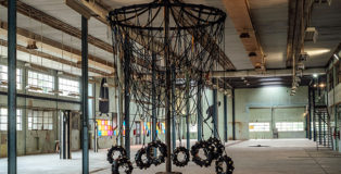 Nari Ward - CarouSoul, 2011, corde, pneumatici, punte e linguette di scarpe, lacci 624,8 x 365,8 x 365,8 cm. (in background: permanent long term project, Nedko Solakov, Big & Small, 2020, GALLERIA CONTINUA / Les Moulins, France, 2020). Courtesy: the artist and GALLERIA CONTINUA Photo by: Oak Taylor-Smith
