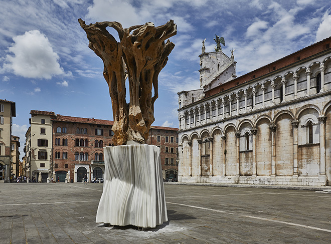 Pablo Atchugarry - Il risveglio della Natura, Mura di Lucca, Piazza San Michele