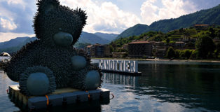 Simone Benedetto - Teddy Bear (Opera galleggiante visibile dal lago e da terra), OMEGNA - presso CANOTTIERI Lungo Lago Buozzi, 37