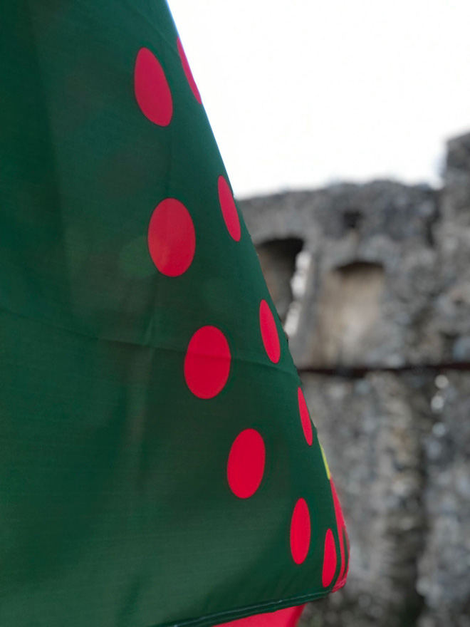 Massimo Sirelli - Le Bandiere sbagliate, installazione site specific, Grangia di Sant’Anna a Montauro