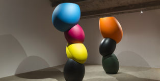 Tobias Rehberger - Hysteric Mother without Child, 2022. acciaio inossidabile, vernice 267,7 x 117,4 x 103,9 cm. Courtesy: the artist and GALLERIA CONTINUA Photo by: Dong Lin.