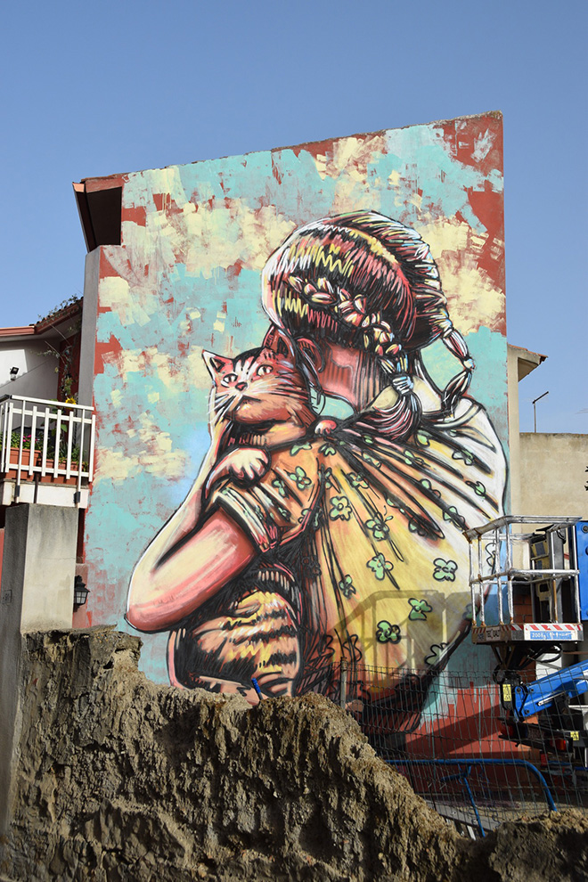 Alice Pasquini - Incontro, murale a San Gavino Monreale