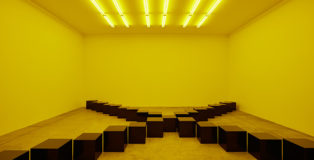 Bruce Nauman - Black Marble Under Yellow Light, 1981/1988. Veduta dell’installazione, Pirelli HangarBicocca, Milano, 2022. Contemporary Art Collection “la Caixa“ Foundation. © 2022 Bruce Nauman / SIAE. Courtesy the artist; Sperone Westwater, New York, e Pirelli HangarBicocca, Milano. Foto Agostino Osio.
