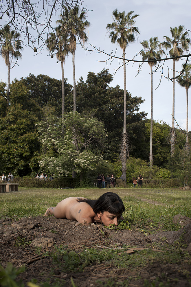 Regina José Galindo - Raíces, 2015. Courtesy the artist and Prometeo Gallery Ida Pisani, Milan - Lucca