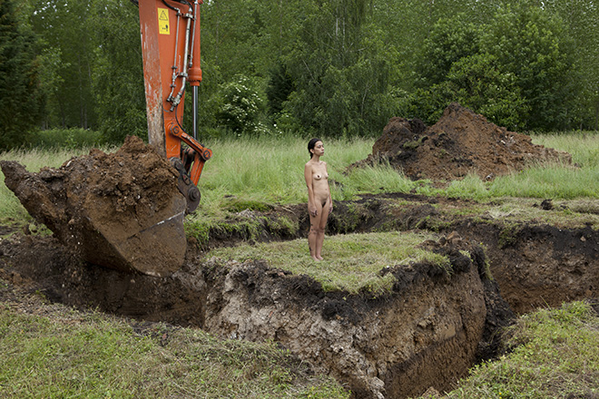 Regina José Galindo, Tierra, 2013. Photograph, lambda print on dibond, 90x135 cm. Courtesy the artist and Prometeo Gallery Ida Pisani, Milan-Lucca