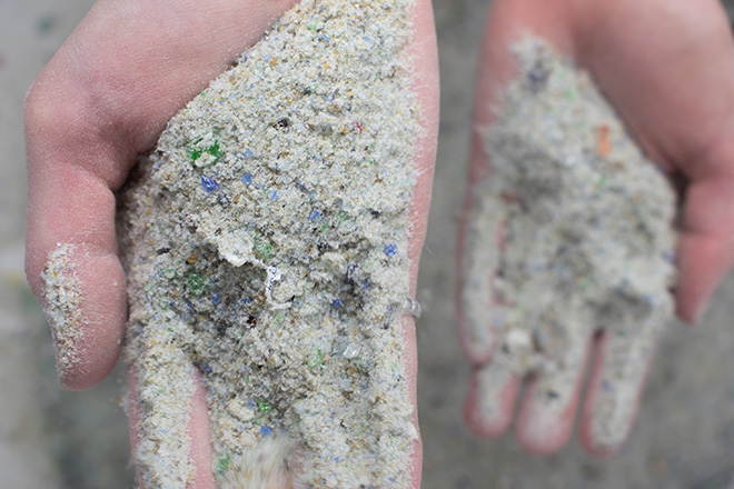 Glass Half Full – Il vetro riciclato si trasforma in sabbia per salvare le coste
