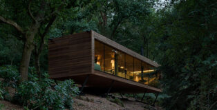 ©Michael Kendrick Architects - Looking Glass Lodge. Photo credit: Tom Bird