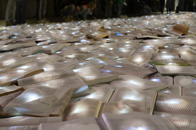 Luzinterruptus - Literature vs Traffic, Utrecht, 2022. Photo credit: Montaña Pulido