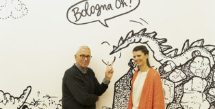 Pablo Echaurren e Sara De Chiara. Ritratto dell’artista con la curatrice in mostra al MAMbo. Foto Ornella De Carlo Courtesy Settore Musei Civici Bologna | MAMbo - Museo d’Arte Moderna di Bologna.