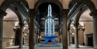 Goshka Macuga - GONOGO, installazione, Cortile Palazzo Strozzi (Reaching for the Stars. Da Maurizio Cattelan a Lynette Yiadom-Boakye). ©photo Ela Bialkowska OKNO studio