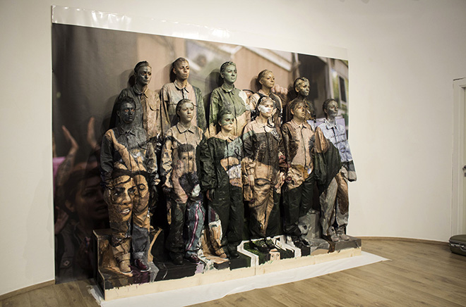 Liu Bolin – Lo scatto della serie “Target” che si ispira ai moti di protesta delle donne iraniane