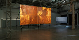 Gian Maria Tosatti - NOw/here, veduta della mostra, Pirelli HangarBicocca, Milano, 2023. Courtesy l’artista e Pirelli HangarBicocca, Milano Foto Ela Bialkowska, OKNOstudio.