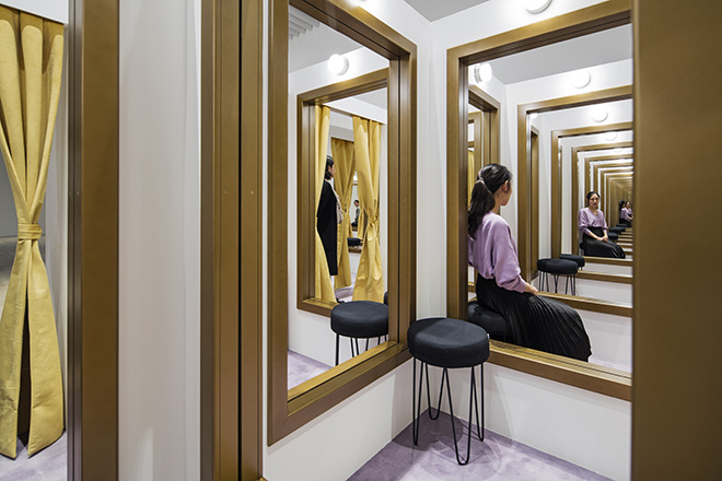 Leandro Erlich - Changing rooms (2008), Paneling, stools, golden frames, mirrors, curtains, carpet and lights. Dimensions variable