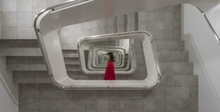 Leandro Erlich - Infinite staircase (2005). Metal structure, MDF, flooring, handrail, mirrors and lights, 300x350x700 cm