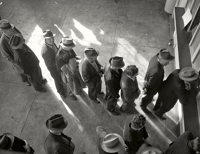 Dorothea Lange - Al via gli aiuti per i sussidi di disoccupazione, San Francisco, California. 1938. The New York Public Library | Library of Congress Prints and Photographs Division Washington