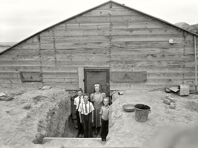 Dorothea Lange - Bambini della famiglia Free all’ingresso della loro casa, in abiti domenicali. Dead Ox Flat, Malheur County, Oregon. 1939. The New York Public Library | Library of Congress, Prints and Photographs Division Washington.