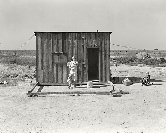 Dorothea Lange - Casa di un cliente del progetto della Rural Rehabilitation. Hanno acquistato otto ettari di terreno grezzo incolto con un primo pagamento di cinquanta dollari, denaro risparmiato dal fondo di soccorso Tulare County, California. Agosto 1936. The New York Public Library | Library of Congress Prints and Photographs Division Washington