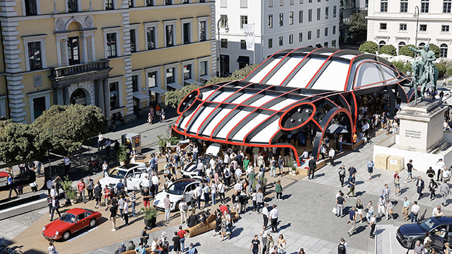 Oversized Porsche 911 – L’installazione all’Open Space IAA