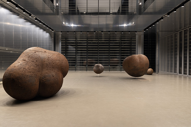 Antony Gormley - Installation view, Living Time, TAG Art Museum, Qingdao, 2023 © the artist Photographer © 黄少丽 Shao Li