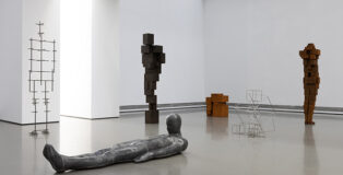 Antony Gormley - Installation view, Living Time, TAG Art Museum, Qingdao, 2023 © the artist Photographer © 黄少丽 Shao Li